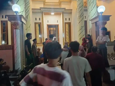 Perahu Nelayan Terbalik di Perairan Nguling Pasuruan: 2 ABK Hilang, 15 Berhasil Diselamatkan Foto BeritaJatim.com