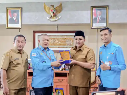 Kabupaten Pasuruan Raih Predikat Terbaik SPKA dalam Koordinasi Keselamatan Perlintasan Kereta Api Foto BeritaJatim.com