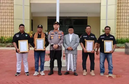 Polres Sumenep Berikan Penghargaan kepada Warga dan Polri atas Peran Aktif dalam Menjaga Keamanan Foto BeritaJatim.com