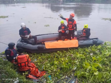Warga Geger, Jenazah Perempuan Tanpa Identitas Mengapung di Sungai Brantas Mojokerto Foto BeritaJatim.com