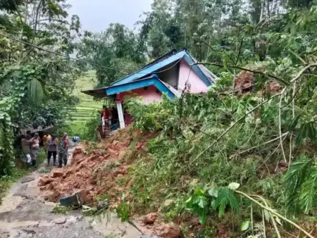 5 Rumah di Nawangan Pacitan Rusak dan Sejumlah Jalan Tertutup Longsor Foto BeritaJatim.com