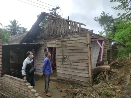 Ruko di Pacitan Diterjang Longsor, Bagian Belakang Rata Tanah Foto BeritaJatim.com