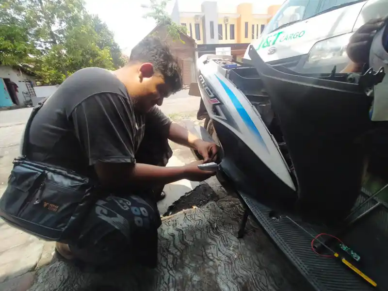 Warga Pasuruan Ngeluh Motor Brebet Usai Isi Pertalite, Montir Sarankan Pakai Pertamax Untuk Sementara Foto BeritaJatim.com
