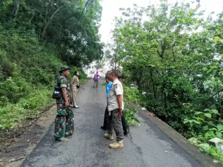 Hujan Deras Picu Longsor di Pacitan, Talud Jalan Penghubung Ambruk dan Ganggu Akses Warga Foto BeritaJatim.com