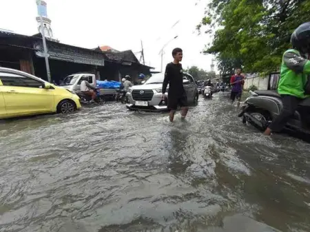 Asemrowo Surabaya Terendam Banjir Usai Hujan Lebat, Warga: Banjir Maneh Foto BeritaJatim.com