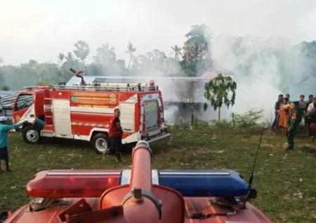 Gudang Rokok di Pamekasan Terbakar, Kerugian Ditaksir Rp 1 Miliar Foto BeritaJatim.com