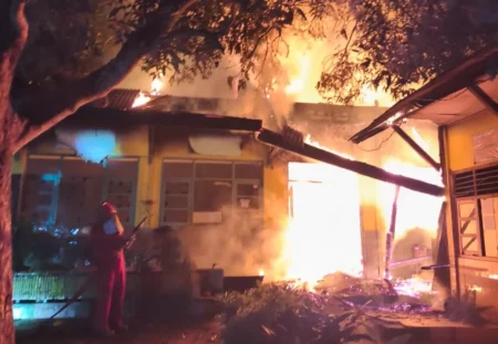 Ruang Kelas Terbakar, KBM Siswa SD di Pamekasan Dialihkan ke Rumah Warga Foto BeritaJatim.com