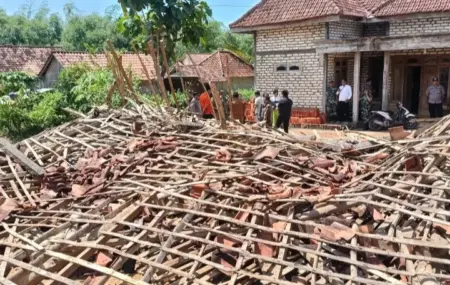 22 Bangunan di Pamekasan Rusak Akibat Cuaca Ekstrem Foto BeritaJatim.com