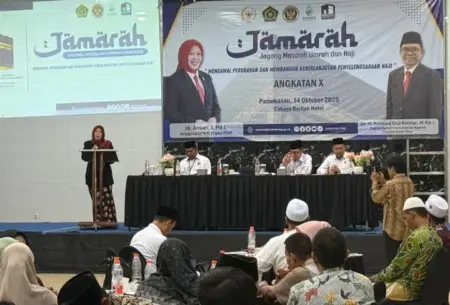 Ansari Ngobrol Santai Soal Haji dan Umrah di Pamekasan Foto BeritaJatim.com