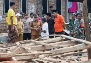 Wabup Pamekasan Bantu Warga Terdampak Cuaca Ekstrem di Palengaan Foto BeritaJatim.com