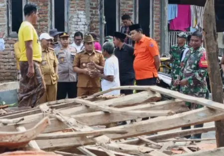 Wabup Pamekasan Bantu Warga Terdampak Cuaca Ekstrem di Palengaan Foto BeritaJatim.com