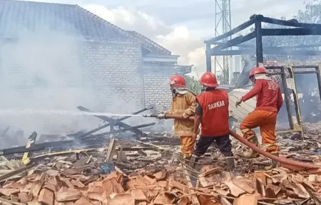 Kebakaran Landa 4 Rumah di Proppo Pamekasan Foto BeritaJatim.com