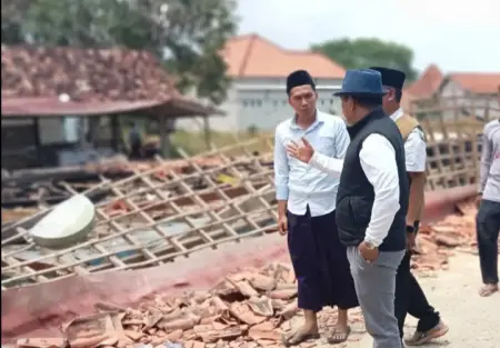 Wabup Pamekasan Bantu Korban Kebakaran di Proppo Foto BeritaJatim.com