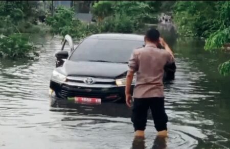 Aksi Sigap Polisi Driyorejo Evakuasi Mobil Dinas Terjebak Banjir, Tuai Pujian Warga Foto BeritaJatim.com
