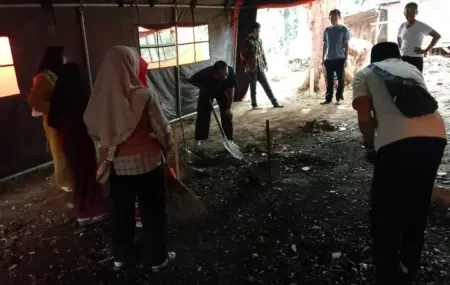 Sekolah Disegel Ahli Waris, Wali Siswa dan Guru di Pamekasan Gotong Royong Dirikan Tenda Foto BeritaJatim.com