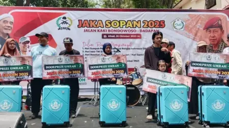 Cium Kaki Ibu Sebelum Berangkat, Pemuda Ini Pulang Bawa Hadiah Umrah Gratis dari Jaka Sopan Foto BeritaJatim.com