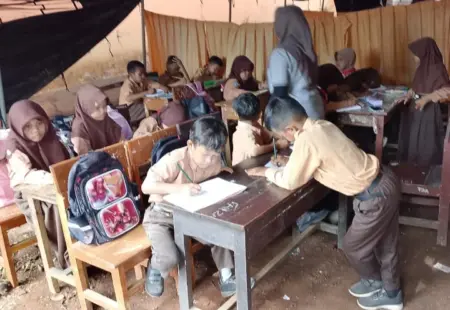 Sekolah Disegel, Siswa SD Negeri di Pamekasan Belajar dalam Tenda Darurat Foto BeritaJatim.com