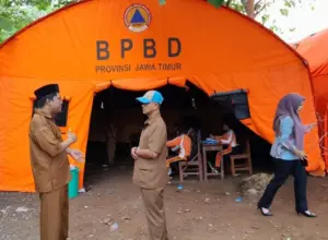 DPRD Pamekasan Soroti Siswa SDN Tamberu 2 Belajar di Tenda Dekat Tempat Sampah Foto BeritaJatim.com