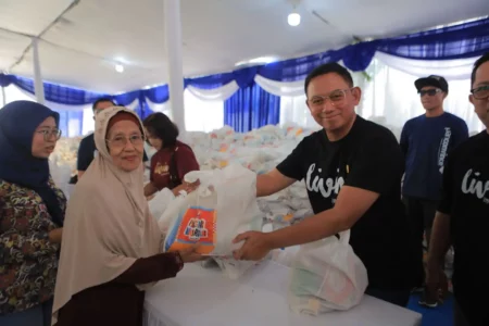 HUT Ke-27 Bank Mandiri Gelar Pasar Murah di Surabaya, Salurkan 5.000 Paket Sembako dan Gandeng 17 UMKM Lokal Foto BeritaJatim.com