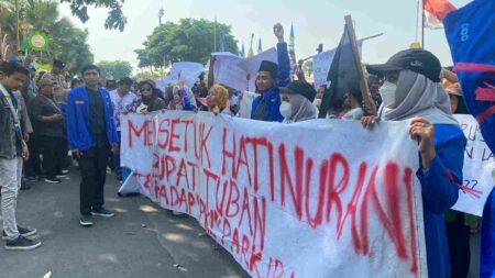 Tak Dapat Solusi, Ratusan PKL Tuban Nekat Akan Berjualan Kembali di Alun-Alun Foto BeritaJatim.com