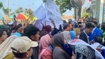 Sedih! PKL Tuban Mengadu ke Pemkab karena Dagangan Tak Laku Usai Direlokasi Foto BeritaJatim.com