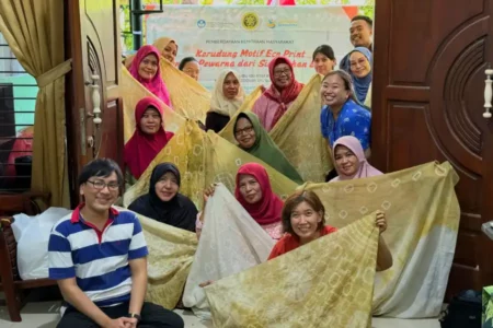 ISTTS Dorong Ekonomi PKK Rungkut Lewat Inovasi Eco Print Limbah Dapur Foto BeritaJatim.com