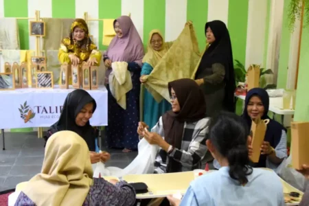 ISTTS dan PKK Medokan Ayu Pamerkan Produk Eco Print dari Limbah Dapur Foto BeritaJatim.com