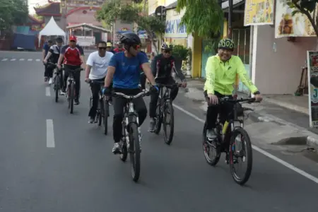 Kapolres Mojokerto Kota Gowes Menyapa Warga, Jaga Kesehatan Sekaligus Pantau Kamtibmas Foto BeritaJatim.com