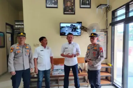 Warga Kartoharjo Serahkan Lima CCTV ke Polsek untuk Perkuat Keamanan Lingkungan Foto BeritaJatim.com
