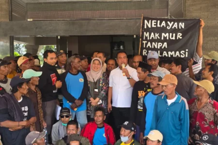 Ratusan Warga Kenjeran Tolak Reklamasi, Kepala DKP Jatim Siap Fasilitasi ke Pemerintah Pusat Foto BeritaJatim.com