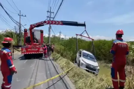 Diduga Mengantuk, Mobil Minibus Terjun ke Sungai di Benowo Surabaya Foto BeritaJatim.com