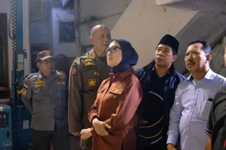 Sambangi Ponpes Al-Khoziny, Lita Machfud Arifin Janji Perjuangkan Pendidikan Santri Korban Terdampak Foto BeritaJatim.com