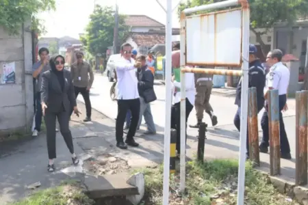 Wabup Sidoarjo Tinjau Rencana Pelebaran Jalan di Perlintasan KA Gelam untuk Atasi Kemacetan Foto BeritaJatim.com