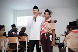 Ke Mojokerto, Gus Ipul Disambut Puisi dan Pidato Bahasa Inggris Siswa Sekolah Rakyat Foto BeritaJatim.com