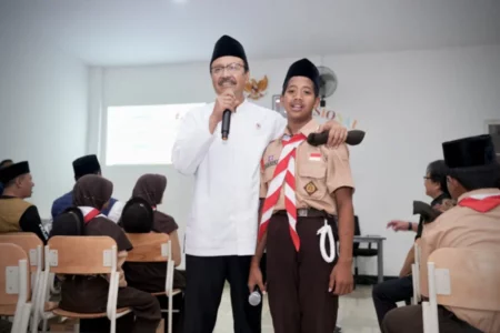 Ke Mojokerto, Gus Ipul Disambut Puisi dan Pidato Bahasa Inggris Siswa Sekolah Rakyat Foto BeritaJatim.com