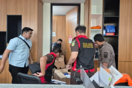 Kejari Tanjung Perak Surabaya Geledah Kantor Pelindo 3, Usut Dugaan Korupsi Kolam Pelabuhan Rp196 Miliar Foto BeritaJatim.com