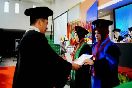 UM Surabaya Tambah 2 Guru Besar, Rektor Dorong Riset Berdampak ke Masyarakat Foto BeritaJatim.com