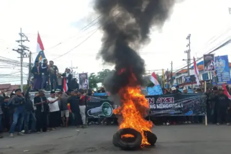 Demo Ribuan Warga Desak Pilkades Sampang 2026 Berujung Ricuh, Polisi Tembakkan Gas Air Mata Foto BeritaJatim.com