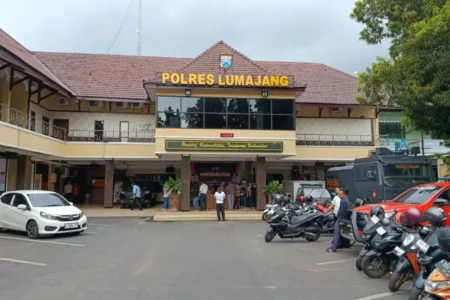 Ini Kronologi Massa Serbu Mapolres Lumajang Dipicu Kematian Terduga Pencuri Hewan Foto BeritaJatim.com