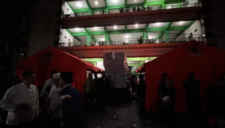 Tangis dan Harapan Wali Santri Diantara Reruntuhan Mushola Ponpes Al Khoziny Sidoarjo Foto BeritaJatim.com