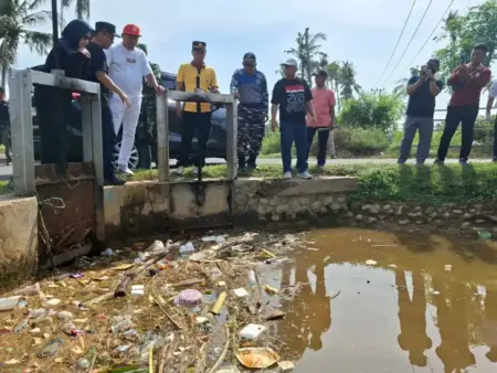 Bupati Situbondo Heran: Kok Bisa Ada Warga yang Buang Sampah Saat Ada Kerja Bakti di Sungai Foto BeritaJatim.com