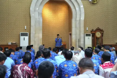 Usai Salat Jumat, Gus Ipul Ajak Jamaah Doakan Presiden Prabowo di Hari Ulang Tahunnya Foto BeritaJatim.com