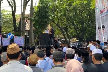 Ratusan Santri Geruduk DPRD Kota Malang, Tuntut Trans7 Minta Maaf Langsung ke Kiai Lirboyo Foto BeritaJatim.com