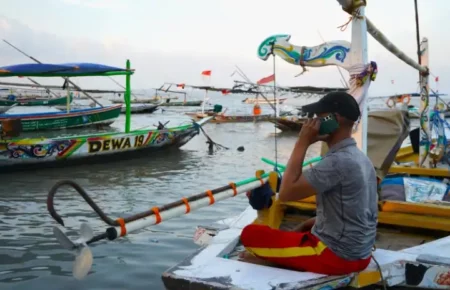 Menembus Batas Sinyal di Lautan: Telkomsel Hadirkan Akses Komunikasi untuk Keselamatan Nelayan Teluk Biru, Banyuwangi Foto BeritaJatim.com