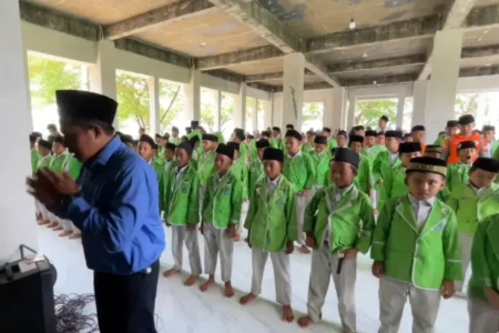 Siswa MI Sabilillah Lamongan Gelar Sholat Gaib untuk Korban Mushola Ponpes Al Khoziny Foto BeritaJatim.com