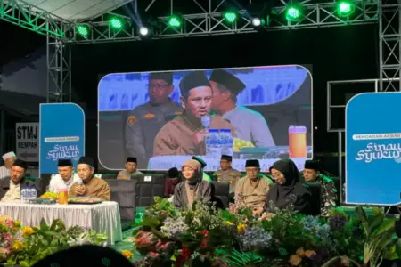 Hadiri Pengajian Akbar Sinau Syukur, Wali Kota Kediri: Syukur adalah Pondasi Ketenangan dan Kebahagiaan Sejati Foto BeritaJatim.com