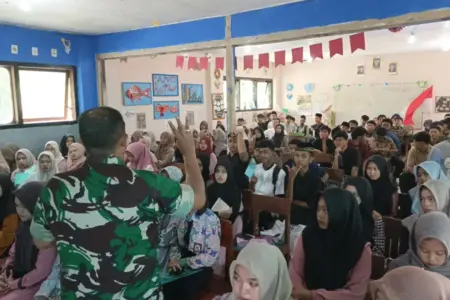 Satgas TMMD 126 Edukasi Pelajar SMK Ampelgading Soal Bahaya Paham Radikal dan Terorisme Foto BeritaJatim.com