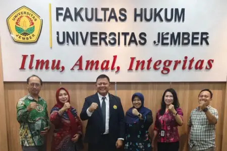 Kisah Mantan Ketua KONI Blitar Sahabat Gus Iqdam Sabet Gelar M.H. Cumlaude di UNEJ Foto BeritaJatim.com