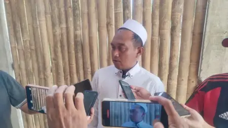 KH Basori Alwi Desak Pemerintah Cabut Izin Trans7 Usai Tayangan tentang Ponpes Lirboyo Kediri Foto BeritaJatim.com