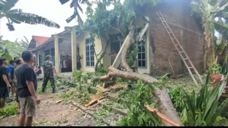 Angin Puting Beliung Hantam Desa Nglambangan Madiun, Beberapa Rumah Rusak Foto BeritaJatim.com